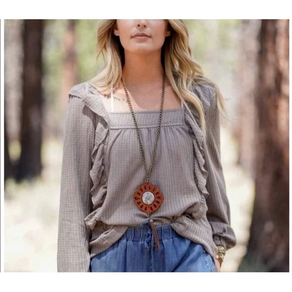 In Loom Taupe Waffle Knit Ruffle Long Sleeve Top Size M - Picture 2 of 10